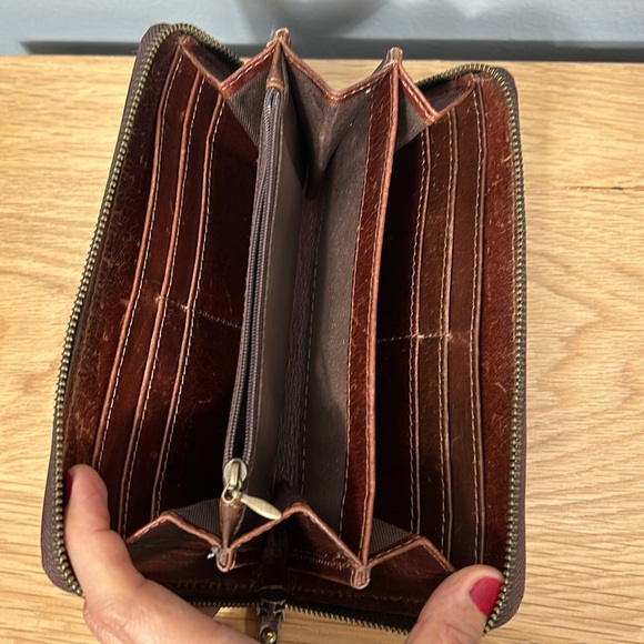 Montana Hudson Chestnut Brown Leather Wallet with tons of storage - Picture 7 of 15